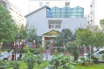 石二群在駐馬店市區(qū)樂(lè)龍小區(qū)的一處別墅