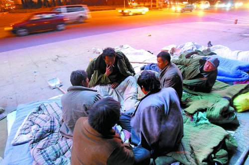 寒風(fēng)里，他們以打牌來打發(fā)枯燥的生活。