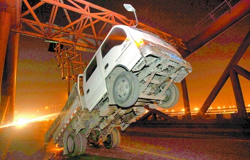 　車上升降機的工作臺被卡，車身前部高高翹起。