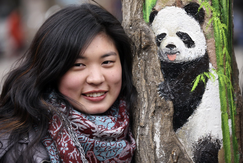 　3月1日，在河北省石家莊市九中街，王月與她的“樹洞畫”作品拍攝合影。