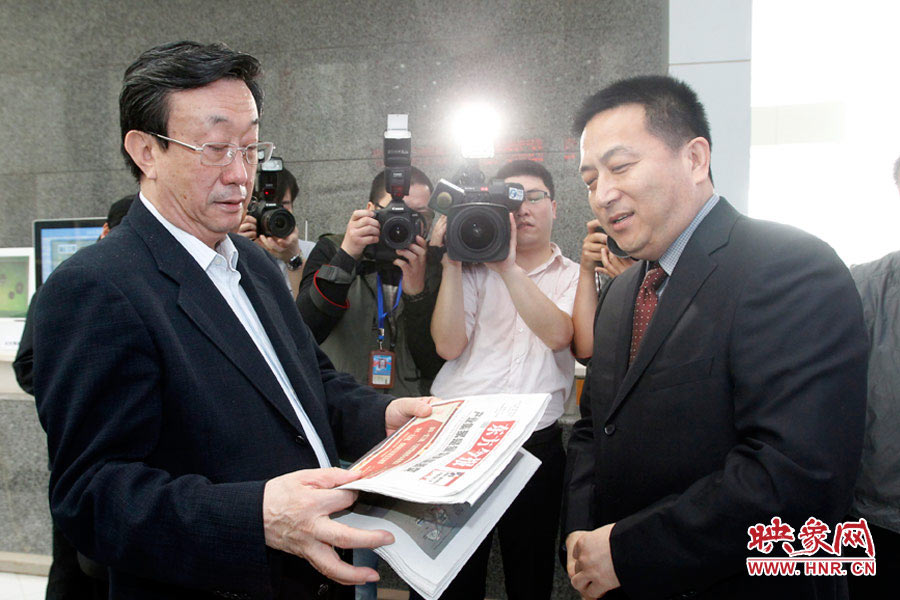 東方今報報社社長趙國平向河南省委書記、省人大常委會主任郭庚茂匯報東方今報的內(nèi)容、發(fā)行等情況 東方今報