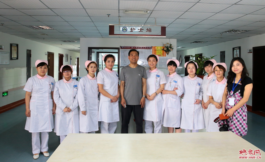 護士們得知采訪的記者是來自河南，非要一起合影留念