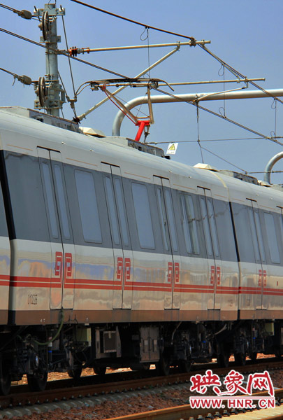 調(diào)試中的地鐵，電線已經(jīng)抬起充電