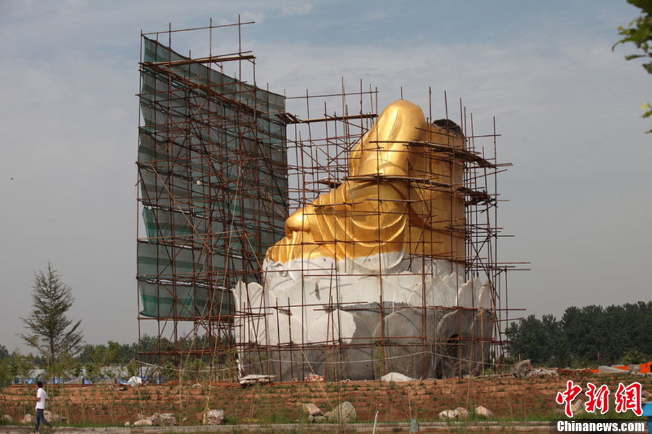 圖為被拆掉頭的雕塑。王友 攝