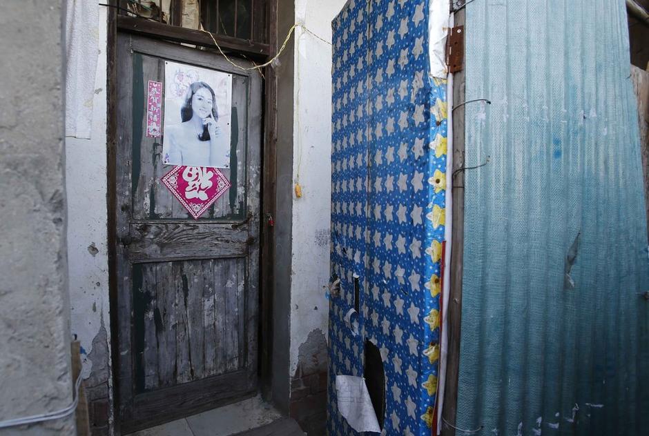 36歲的河南信陽打工者陳小龍?jiān)谶@里租了一間屋子住，2012年底開始，他偷偷在出租屋里挖地窖。