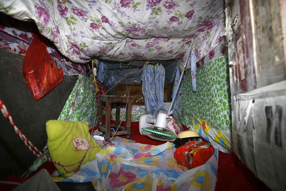 今年地窖挖成。6月12日22時(shí)左右，陳小龍?jiān)诩闻d市經(jīng)濟(jì)技術(shù)開發(fā)區(qū)(國際商務(wù)區(qū))玉都豪匯KTV門口，以拉客為由，將18歲安徽女孩郭某，用三輪電動(dòng)車載到僻靜處，以水果刀、電棍威脅，將她雙手雙腳綁住，嘴巴封住。強(qiáng)行帶到出租屋地窖內(nèi)，用鎖鏈鎖住。期間，陳小龍多次強(qiáng)奸女孩。