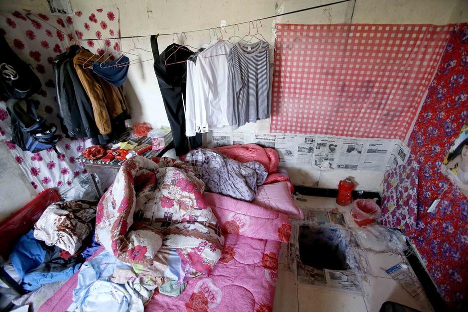 女孩利用隨身攜帶的指甲刀，一點(diǎn)點(diǎn)將身上鎖鏈磨斷，6月23日，她掙脫鎖鏈，跑到氣窗大喊救命，周圍居民聞聲報(bào)警，女孩11天的地獄經(jīng)歷才告結(jié)束。