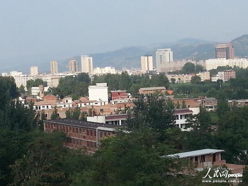 圖為盧氏縣委的土坯辦公房在高樓林立的縣城很不起眼。圖片來源：人民網(wǎng)