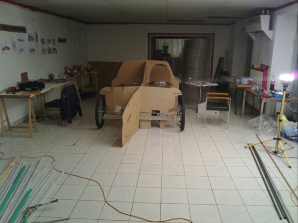 澳牛人用紙板做成保時(shí)捷被收入博物館 澳牛人用紙板做成保時(shí)捷被收入博物館