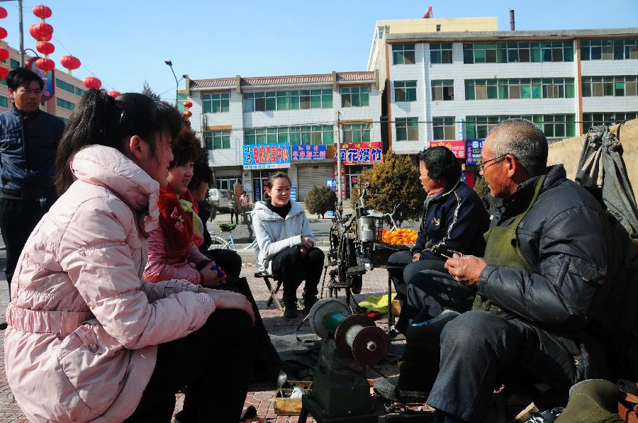 （中國網(wǎng)事·感動(dòng)2013·圖文互動(dòng)）（2）“半價(jià)鞋匠”27年不間斷微助貧寒學(xué)子