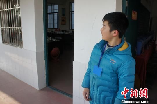 對(duì)于幾年如一日照顧他的同學(xué)余興泉，14歲的左臣心里充滿了感激。 李俊杰 攝