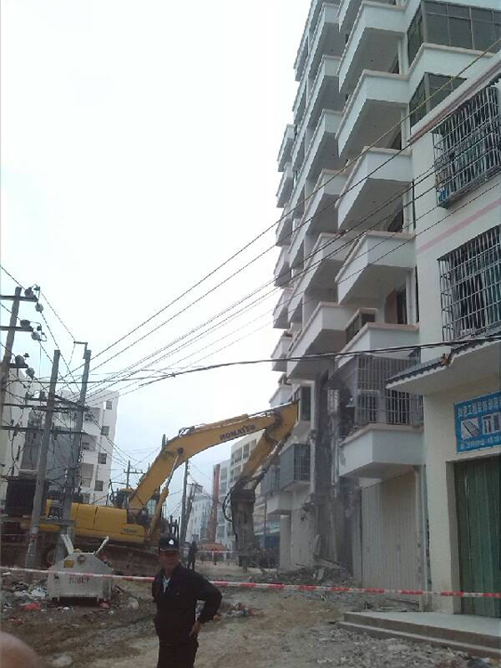 網(wǎng)曝海南三亞暴力強(qiáng)拆 村民下跪求情