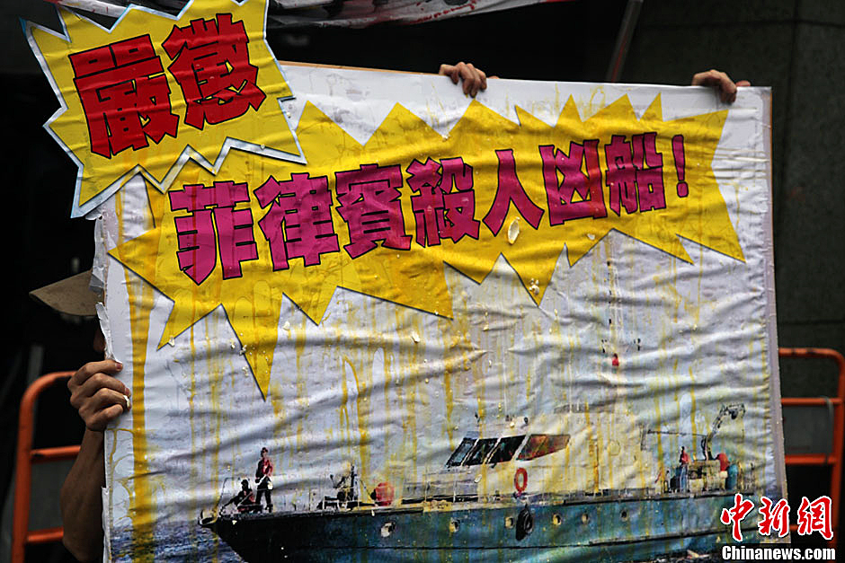 圖為一個抗議紙板蛋痕累累，持板人躲在紙板后面。中新社發(fā) 董會峰/攝