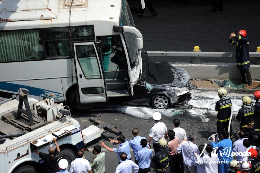 北京大客車追尾碾壓奧迪司機(jī)被困車中。