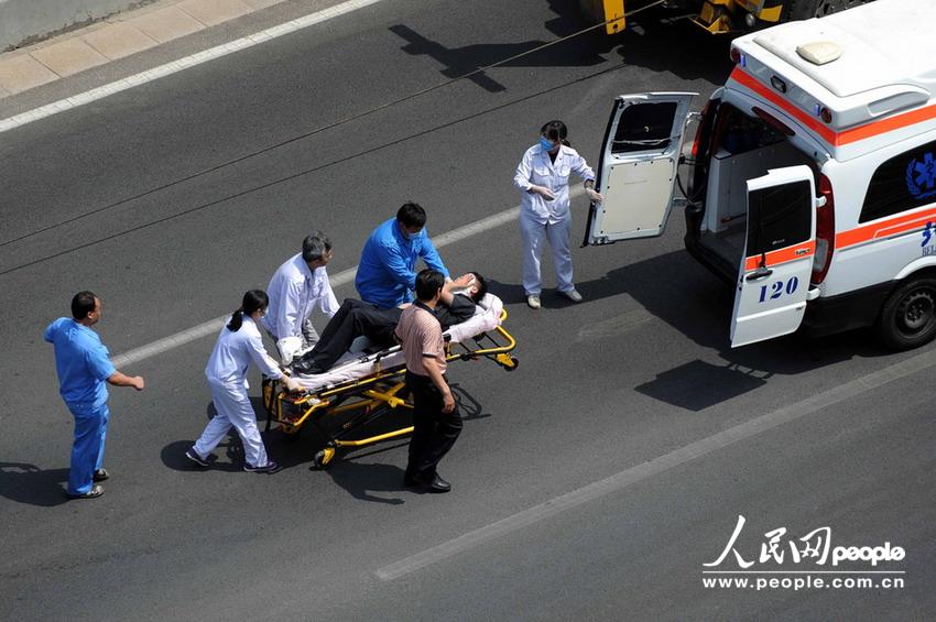 北京大客車追尾碾壓奧迪司機(jī)被困車中。