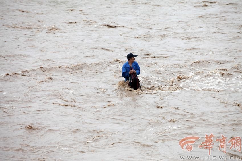 消防官兵試圖將救援的繩索扔到河中央，然而嘗試幾次都失敗。此時(shí)，河水已經(jīng)淹沒到四周，男子在一平方米的“