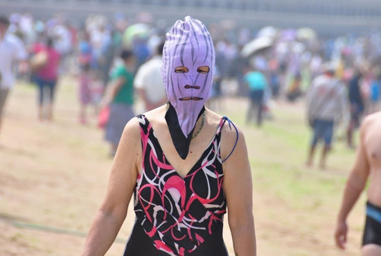 2013年7月3日，山東青島青島高溫來襲，“青島大媽”不懼滸苔，戴著“強盜面具”出現(xiàn)在海水浴場消暑降