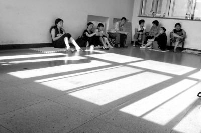 女童的家屬在醫(yī)院走廊中等待。京華時報記者趙思衡攝