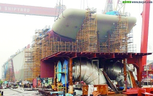 航母前部甲板在安裝。