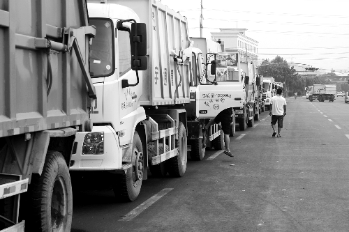 垃圾車排隊(duì)等著卸垃圾，有司機(jī)已等了四五個(gè)小時(shí)