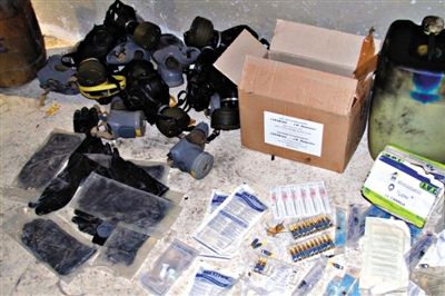 24日，敘利亞政府對(duì)外展示在大馬士革朱巴爾區(qū)破獲的反對(duì)派軍火庫(kù)中的化學(xué)制劑。新華社發(fā)