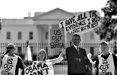 2日，反戰(zhàn)人士在白宮前高舉標(biāo)語，抗議美國可能對敘動武。