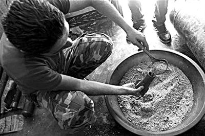 10日，敘反對(duì)派人員正在制作武器。