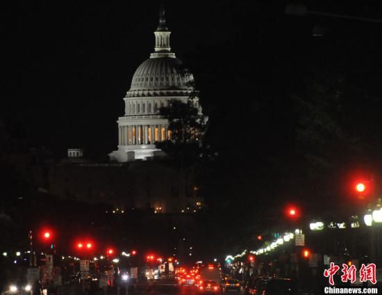 入夜后國會山前警燈一片，加強(qiáng)警戒。中新社發(fā) 德永健 攝