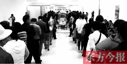 昨日上午，鄭州市社保辦事大廳，辦事的群眾排起長隊
