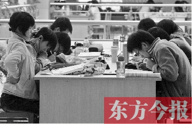 專家認(rèn)為，內(nèi)地高校對學(xué)生創(chuàng)造性、自主性的培養(yǎng)不及港校