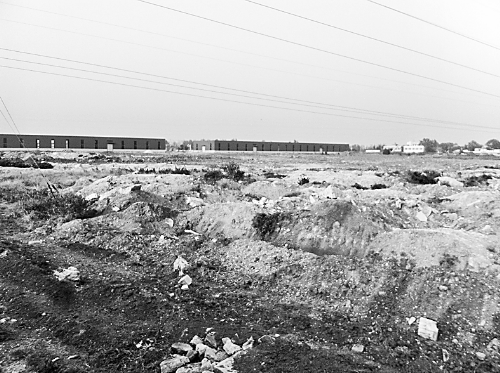 兩年半時間里，空曠的院子里，只有北側(cè)建成了兩棟空空的廠房。