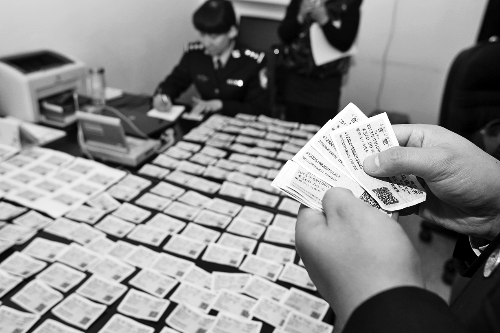 查獲的假車票做工精細(xì)難以識(shí)別 查獲的假車票做工精細(xì)難以識(shí)別