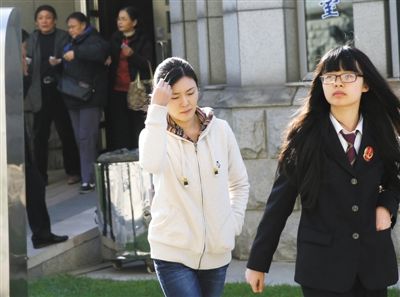 張曙光的情婦羅菲(白衣者)準備進入法庭受審 張曙光的情婦羅菲(白衣者)準備進入法庭受審