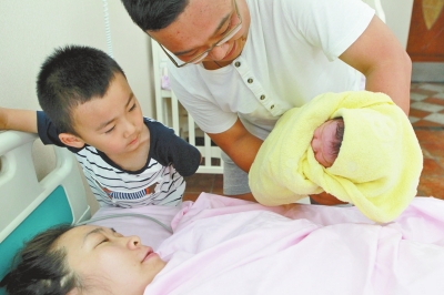 一家四口其樂融融，但二孩證卻讓男主人操心。