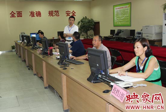 今年我省高招錄取工作正在平穩(wěn)正常開展，圖為投檔組工作人員。