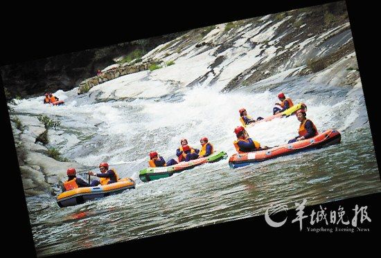 　　湖北紅安縣,游客在對(duì)天河漂流。