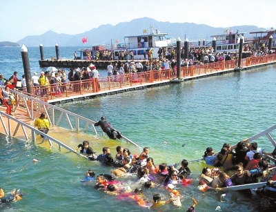 昨天，廬山西海景區(qū)過橋塌陷，致十?dāng)?shù)名游客落水。圖/東方IC