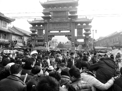 比春運(yùn)更擠的地方是?？h廟會(huì)(組圖)