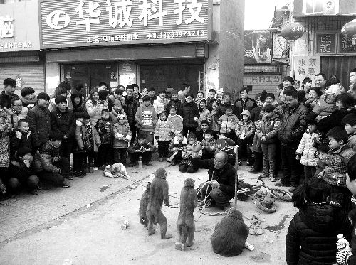 比春運(yùn)更擠的地方是?？h廟會(huì)(組圖)