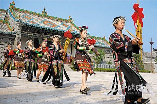 山東臺兒莊古城內(nèi)，來自外地的演員表演蘆笙舞 王建華 攝