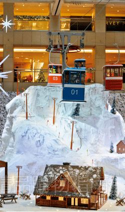 為了別出心裁,商場不惜花重金在商場里打造冰雪世界。