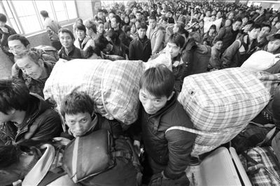 　　火車(chē)站人滿(mǎn)為患。新華社發(fā)