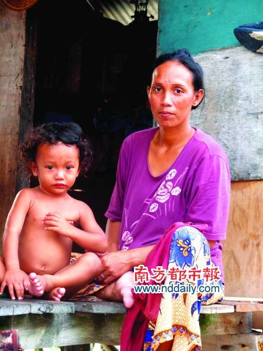 小木屋邊的母子。