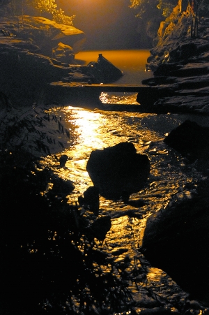 　　夜幕下古鎮(zhèn)江邊。　