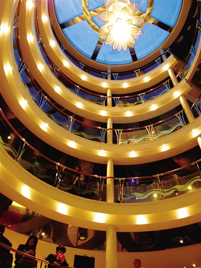 　　上下7層全部打通的大廳。