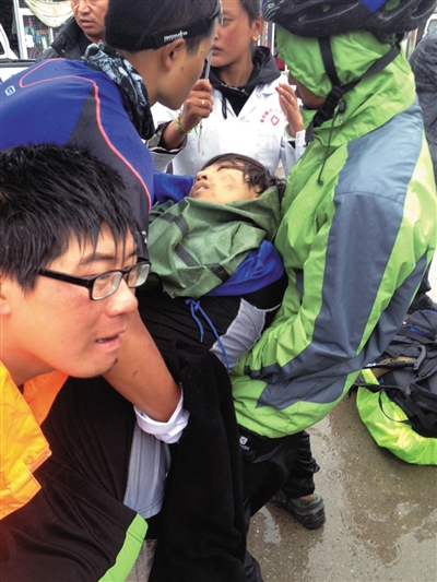 事發(fā)后,有驢友幫忙救治李翔(中)。驢友供圖