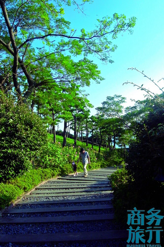 很多父母會帶著孩子在步行道漫步。