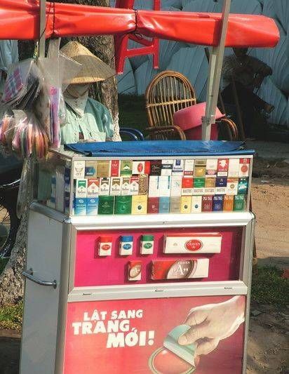 　煙攤，越南街頭隨處都是這樣的流動(dòng)小攤。