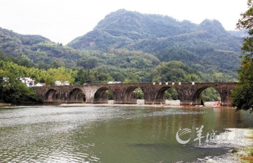 齊云山登封橋是登山的隘口,始建于明代,造型古樸典雅,蔚為壯觀。