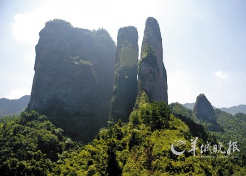 江郎山以“三爿石”著稱,三爿高約319米的巨石凌空而起。